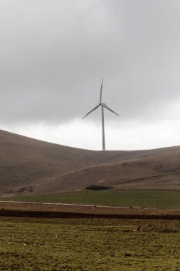 Yaka, İtalya Otlu yamaçlarda rüzgar türbinleri.