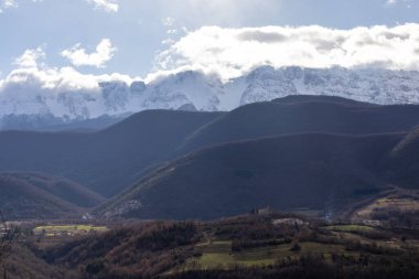 Beffi, İtalya Abruzzo bölgesinde kar zirveleri olan dağlık bir manzara..