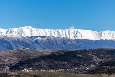 Goriano Sicoli, İtalya Kasabanın ve Montagne del Morrone dağlarının manzarası, Apeninlerin bir kısmı.