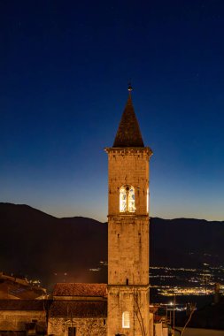 Pacentro, İtalya Günbatımında şehrin ufuk çizgisi Chiesa di Santa Maria Maggiore 'un kilise kulesiyle.