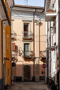 Pratola, İtalya 16 Şubat 2024 Abruzzo bölgesinde renkli bir sokak ve konut.