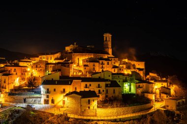 Goriano, Sicoli, İtalya Tepe şehri Goriano Sicoli 'nin gece manzarası ve ayrıca MC Escher tarafından çizilmiş..