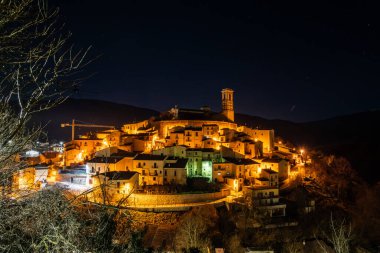 Goriano, Sicoli, İtalya Tepe şehri Goriano Sicoli 'nin gece manzarası ve ayrıca MC Escher tarafından çizilmiş..