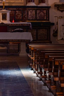 Celano, İtalya. 19 Şubat 2024. Chiesa Sant 'Angelo Kilisesi' nin içi..