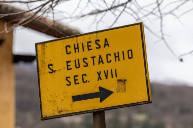 Scanno, İtalya, Chiesa 'lar için sarı yön işareti..