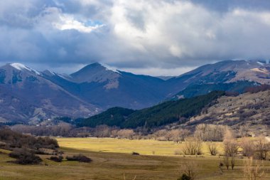 Villetta Barrea, İtalya. Abruzzo Ulusal Parkı 'nda bir manzara. Dağlar ve bulutlar öğleden sonra güneşli..