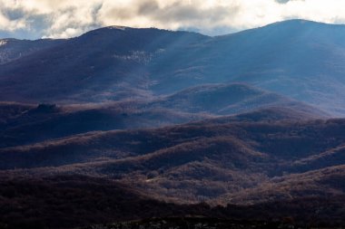 Villetta Barrea, İtalya. Abruzzo Ulusal Parkı 'nda bir manzara. Dağlar ve bulutlar öğleden sonra güneşli..