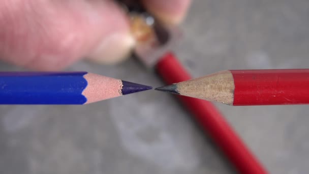 Piros Kék Ceruza Ceruzahegyező — Stock videók