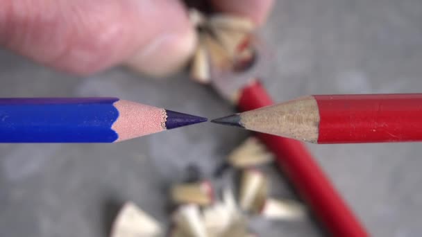 赤と青の鉛筆と鉛筆のシャープナー — ストック動画