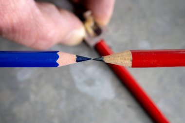 Kırmızı ve mavi kalemler ve bir kalem açacağı..