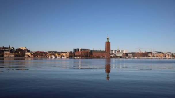 Estocolmo Suécia Ondulações Lake Malaren Dia Claro Câmara Municipal Estocolmo — Vídeo de Stock