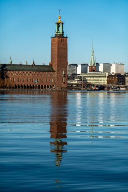 Stockholm, İsveç Açık bir günde Malaren Gölü 'nde dalgalanmalar ve Stockholm Belediye Binası.