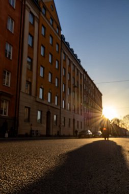 Stockholm, İsveç 11 Mart 2024 Heleneborgsgatan Sodermalm bölgesinde gün batımında bir bisikletçi.