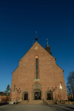 Stockholm, İsveç Sodermalm bölgesindeki Hogalid Kilisesi 'nin ön cephesi ve girişi..