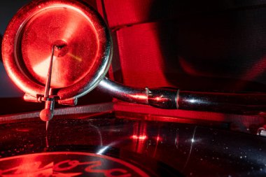 Stylus 'lu antika ve eski bir fonograf..