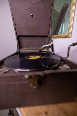 Stylus 'lu antika ve eski bir fonograf..