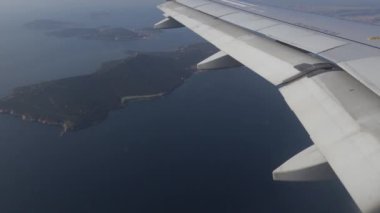 İstanbul, Türkiye İstanbul 'a bir yolcu uçağı yaklaşıyor - Sabiha Gökçen Havalimanı
