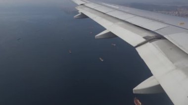 İstanbul, Türkiye İstanbul 'a bir yolcu uçağı yaklaşıyor - Sabiha Gökçen Havalimanı