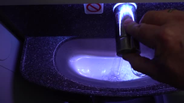 Banyoda Yolcu Uçağında Küçük Bir Lavabo — Stok video
