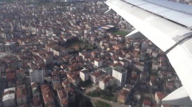 İstanbul, Türkiye İstanbul 'a bir yolcu uçağı yaklaşıyor - Sabiha Gökçen Havalimanı