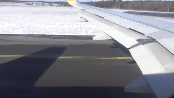 Sztokholm Szwecja Samolot Pasażerski Startuje Lotniska Arlandzie Nad Śnieżnym Krajobrazem — Wideo stockowe