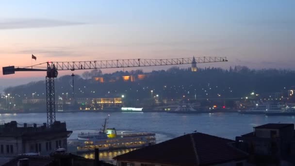 イスタンブール トルコ ガラタ橋とフェリーの夜明けの景色 — ストック動画