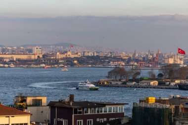 İstanbul, Türkiye 17 Mart 2024 İstanbul Boğazı üzerinde Günbatımı ve ufuk çizgisi.