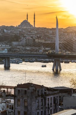 İstanbul, Türkiye 17 Mart 2024 Atatürk Köprüsü, Boğaz, ufuk çizgisi ve Süleyman Camii üzerinde gün batımı.