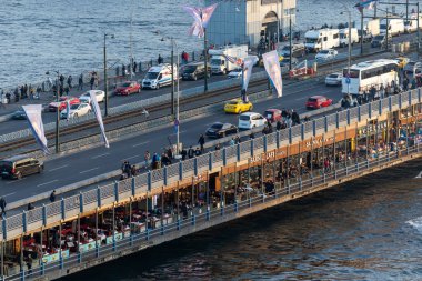 İstanbul, Türkiye 17 Mart 2024 İstanbul Boğazı 'ndaki Galata Köprüsü üzerinde gün batımı ve ufuk çizgisi.