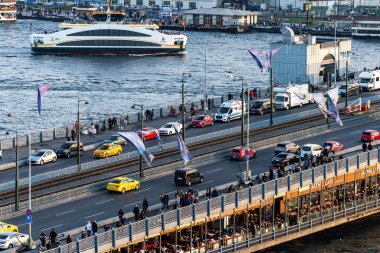 İstanbul, Türkiye 17 Mart 2024 İstanbul Boğazı 'ndaki Galata Köprüsü üzerinde gün batımı ve ufuk çizgisi.