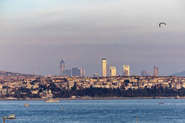 İstanbul, Türkiye 17 Mart 2024 İstanbul Boğazı ve şehir silueti üzerinde gün batımı.