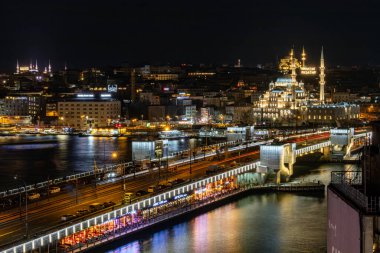 İstanbul, Türkiye 17 Mart 2024 İstanbul Boğazı 'ndaki Galata Köprüsü üzerinde gün batımı ve ufuk çizgisi.