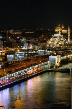 İstanbul, Türkiye 17 Mart 2024 İstanbul Boğazı 'ndaki Galata Köprüsü üzerinde gün batımı ve ufuk çizgisi.