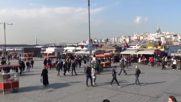 Istambul Turquia Pessoas Que Caminham Beira Mar Terminal Balsas Eminonu — Vídeo de Stock