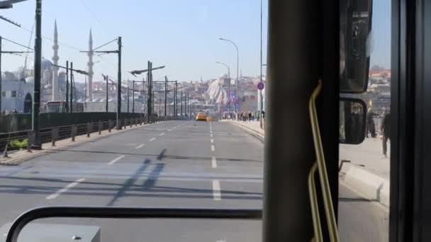 Istambul Turquia Ônibus Público Atravessa Ponte Galata — Vídeo de Stock