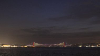 İstanbul, Türkiye Boğaz ve aydınlatılmış 15 Temmuz ehitler Köprüsü  