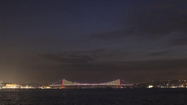 土耳其伊斯坦布尔 博斯福尔斯桥和夜间照明的15号坦慕兹 赫里特勒桥 — 图库视频影像