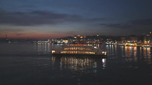 土耳其伊斯坦布尔 博斯普鲁斯海峡黎明时分的客轮 — 图库视频影像