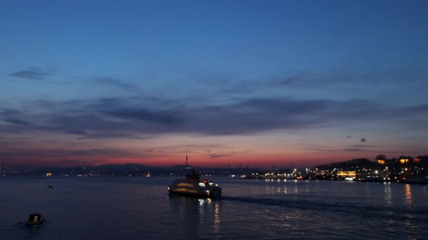 Istanbul Turkije Een Passagiersveerboot Bij Dageraad Bosporus — Stockvideo
