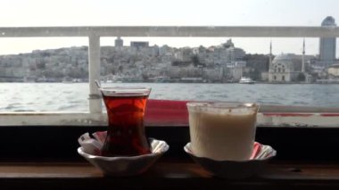 İstanbul, Türkiye çayı veya çay ve tarçınlı sıcak süt İstanbul Boğazı 'ndaki bir feribotta servis ediliyor.. 