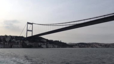 İstanbul, Türkiye. İstanbul Boğazı 'nda bir yolcu feribotu 15 Temmuz ehitler Köprüsü' nden geçiyor.. 