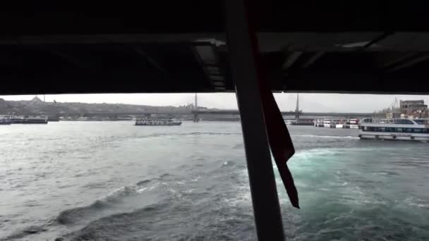 Stambuł Turcja Turecka Flaga Wysadza Rufę Promu Pasażerskiego Pod Mostem — Wideo stockowe