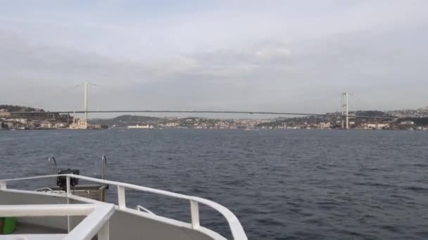 Istanbul Turkije Een Passagiersveerboot Bosporus Straat Passeert Temmuz Ehitler Brug — Stockvideo