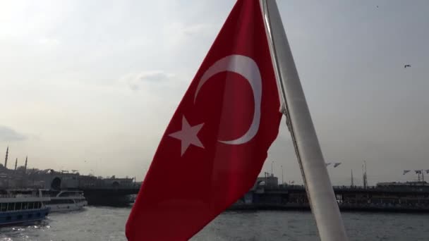 Istanbul Turkiet Turkisk Flagga Blåser Aktern Passagerarfärja Galatabron — Stockvideo
