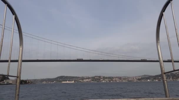 Стамбул Туреччина Пасажирський Поромний Човен Босфорській Протоці Проходить Мостом — стокове відео