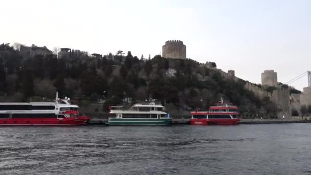 イスタンブール トルコフェリーボートは ラムリ要塞の拠点にボスポラスにドッキング — ストック動画