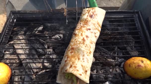 Istanbul Turkey Street Food Vendor Makes Fried Fish Sandwich Barbeque — Stock Video