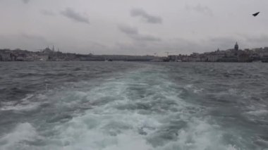 İstanbul, Türkiye İstanbul 'daki İstanbul limanında feribotla gezen yolcuların manzarası. 