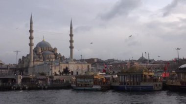 İstanbul, Türkiye İstanbul 'daki İstanbul limanında feribotla gezen yolcuların manzarası. 