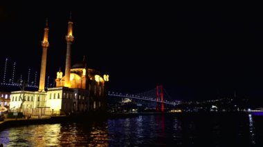 İstanbul, Türkiye Büyük Mecidiye Camii, Ortaklık Camii ve 15 Temmuz Şehitler Köprüsü 'nün gece manzarası.